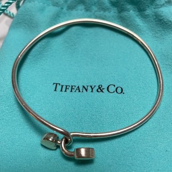 Tiffany & Co Vintage Interlocking Hearts Bangle - Picture 3 of 12